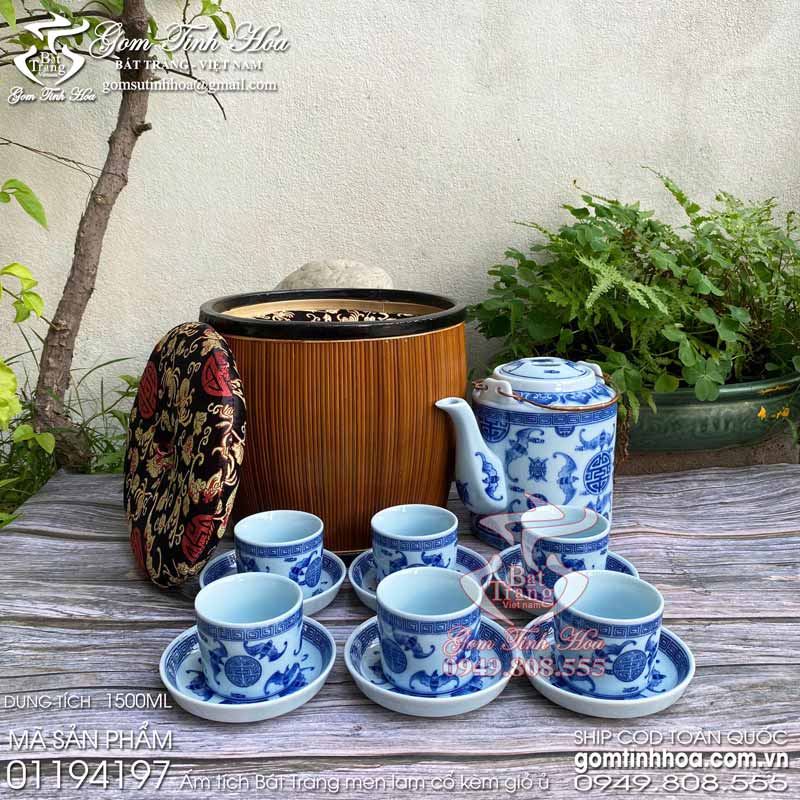Bộ ấm tích 1.5 lít men lam cổ kèm giỏ ủ ấm tích Bát Tràng Gốm Tinh Hoa Bộ ấm tích 1.5 lít men lam cổ hoa văn ngũ phúc kèm giỏ ủ ấm tích Bát Tràng