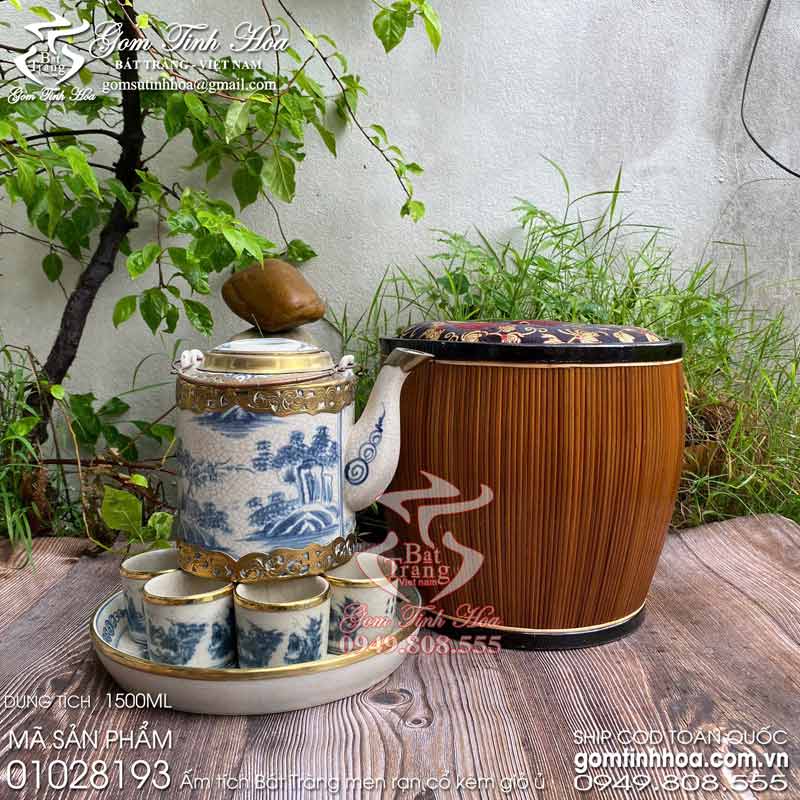 Bộ ấm tích 1,5 lít men rạn cổ bọc đồng kèm giỏ ủ ấm tích Bát Tràng Gốm Tinh Hoa Bộ ấm tích 1,5 lít men rạn cổ bọc đồng vẽ sơn thủy kèm giỏ ấm Bát Tràng