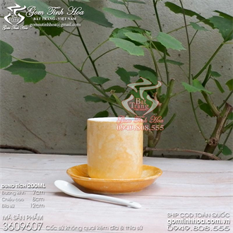 Ly uống trà không quai men vân đá màu cam kèm đĩa sứ và thìa cafe