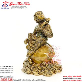 Tượng khỉ ngồi trái đào gốm sứ Bát Tràng